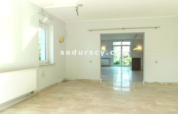 Ładny dom ok. 470m2 na działce 1500m2 w Chyliczkach, między Konstancinem i Piasecznem. Powierzchnia użytkowa parteru, poddasza,