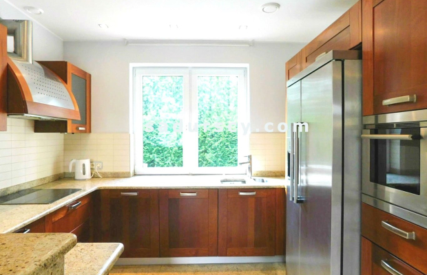 Ładny dom ok. 470m2 na działce 1500m2 w Chyliczkach, między Konstancinem i Piasecznem. Powierzchnia użytkowa parteru, poddasza,