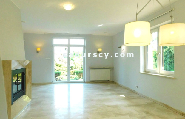 Ładny dom ok. 470m2 na działce 1500m2 w Chyliczkach, między Konstancinem i Piasecznem. Powierzchnia użytkowa parteru, poddasza,