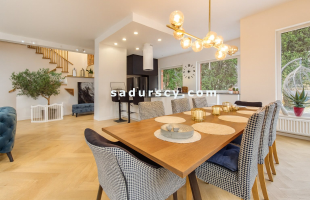 Pięknie wykończony, przestronny, skrajny dom szeregowy 285m2 na działce 358m2 w Józefosławiu, na obrzeżach Ursynowa.     
 
Now