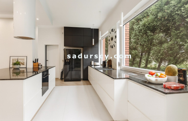 Pięknie wykończony, przestronny, skrajny dom szeregowy 285m2 na działce 358m2 w Józefosławiu, na obrzeżach Ursynowa.     
 
Now