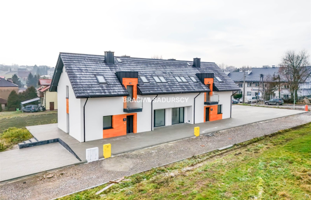 Lokal z witryną i parkingiem w sercu Skały