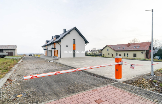 Lokal z witryną i parkingiem w sercu Skały