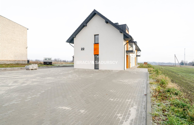 Lokal z witryną i parkingiem w sercu Skały