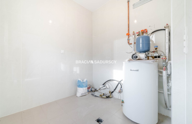 Lokal z witryną i parkingiem w sercu Skały