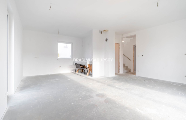 Lokal z witryną i parkingiem w sercu Skały