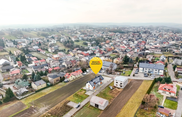 Lokal z witryną i parkingiem w sercu Skały