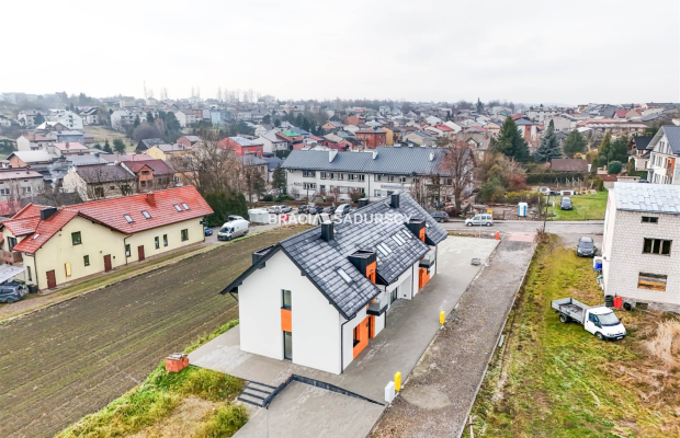 Lokal z witryną i parkingiem w sercu Skały