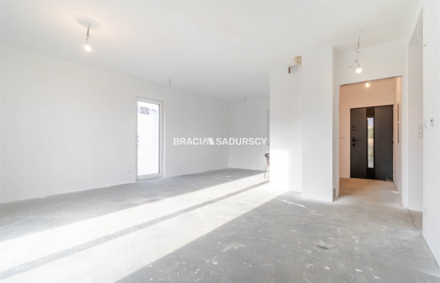 Lokal z witryną i parkingiem w sercu Skały