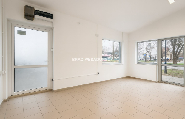 Widoczny lokal usługowy - 10m2 - obok Carrefour