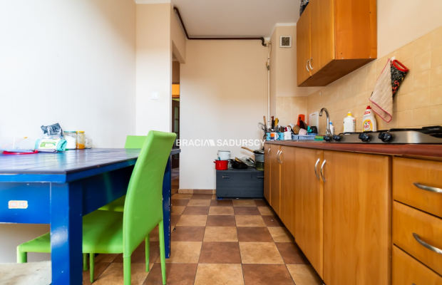 3 pok z widokiem na panoramę miasta.