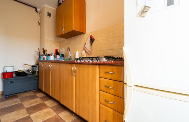 3 pok z widokiem na panoramę miasta.