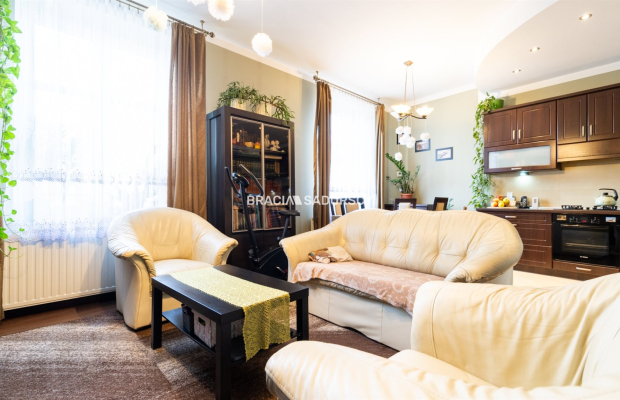 Mieszkanie z garażem, lokalem handlowym i piwnicą.