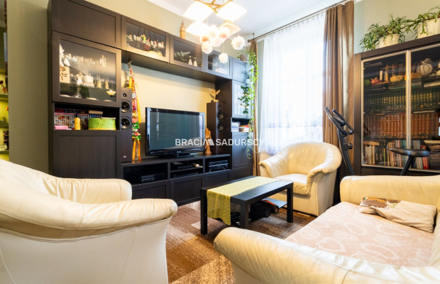 Mieszkanie z garażem, lokalem handlowym i piwnicą.