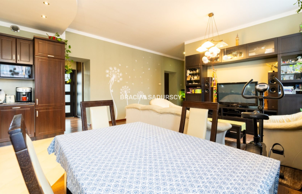 Mieszkanie z garażem, lokalem handlowym i piwnicą.