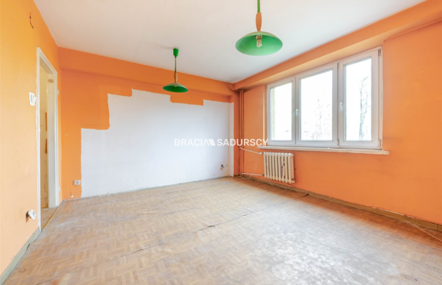 3 pok, 2 łazienki, balkon, 1 piętro, możliwy garaż