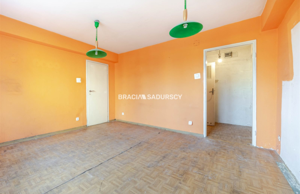 3 pok, 2 łazienki, balkon, 1 piętro, możliwy garaż