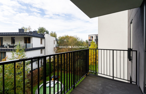 Nowoczesny jasny apartament w otoczeniu zieleni 