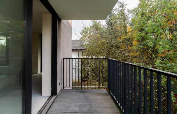 Nowoczesny jasny apartament w otoczeniu zieleni 