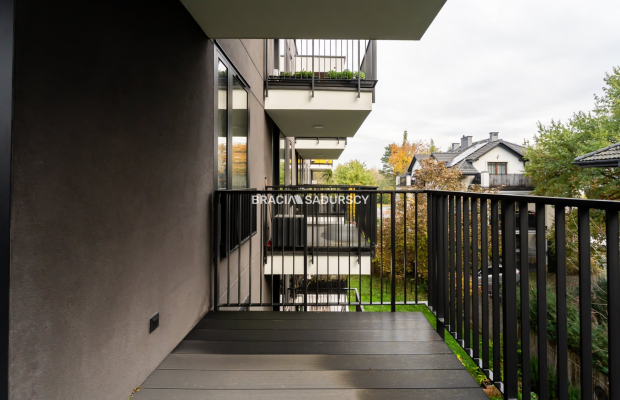 Nowoczesny jasny apartament w otoczeniu zieleni 