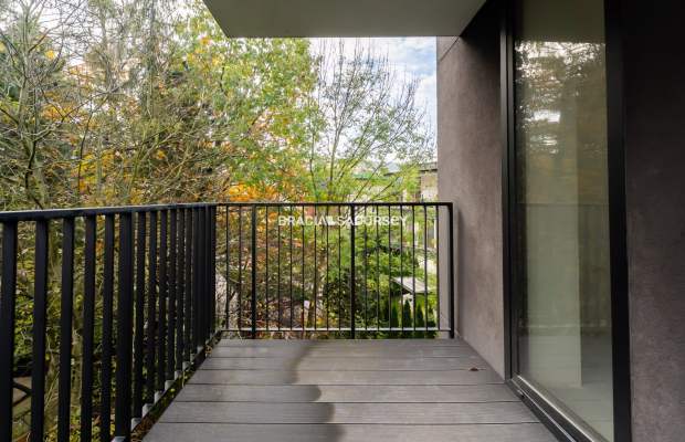 Nowoczesny jasny apartament w otoczeniu zieleni 