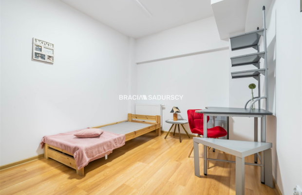 Lokal mieszkalno-usługowy w centrum.