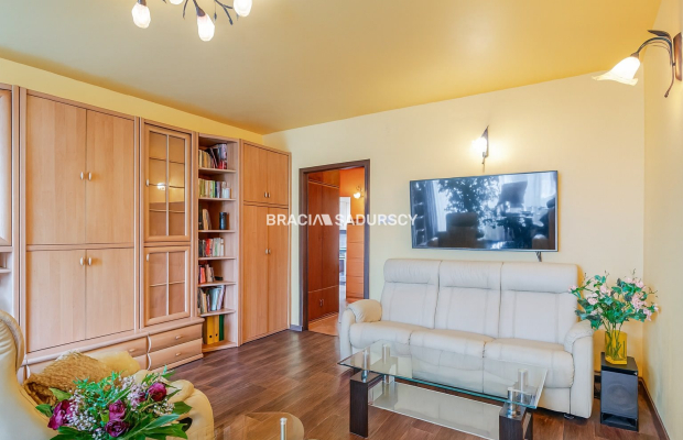 Zapraszam na prezentację 2-pokojowego mieszkania o pow. 52,88 m² na Osiedlu Kolorowym w Nowej Hucie.   

  To naprawdę wyjątkow