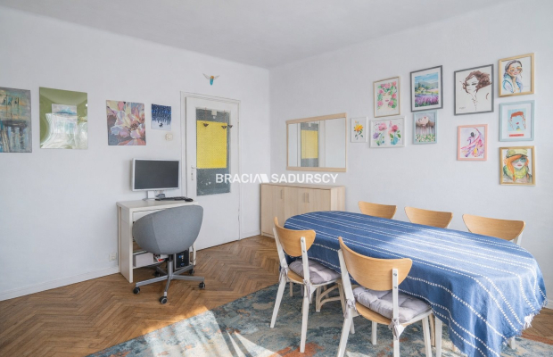 Dwupokojowe jasne mieszkanie w centrum.