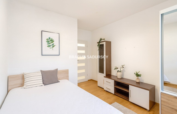 2 pokoje z balkonem, osobna kuchnia, III piętro