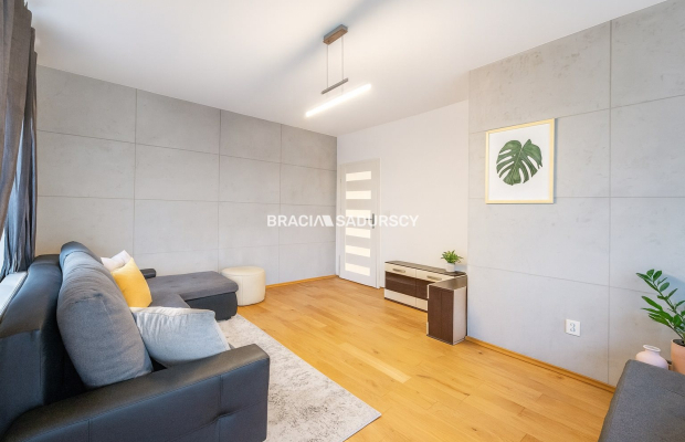 2 pokoje z balkonem, osobna kuchnia, III piętro