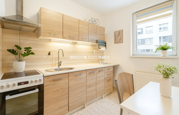 2 pokoje z balkonem, osobna kuchnia, III piętro