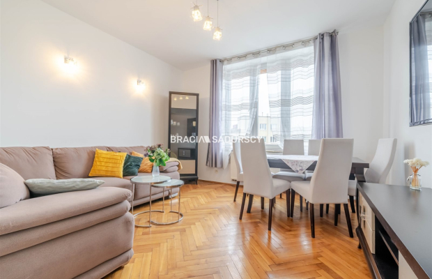 Wygodne mieszkanie w centrum z parkingiem.