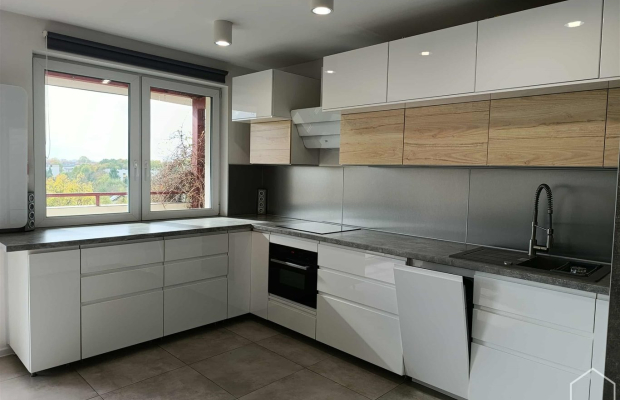 Dwupoziomowe mieszkanie w pobliżu radiostacji 