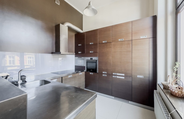 Oferuję na sprzedaż komfortowy i funkcjonalny apartament przy Al. Korfantego 9 w Gliwicach. Mieszkanie ma powierzchnie 206 m2, 