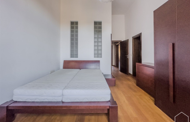 Oferuję na sprzedaż komfortowy i funkcjonalny apartament przy Al. Korfantego 9 w Gliwicach. Mieszkanie ma powierzchnie 206 m2, 