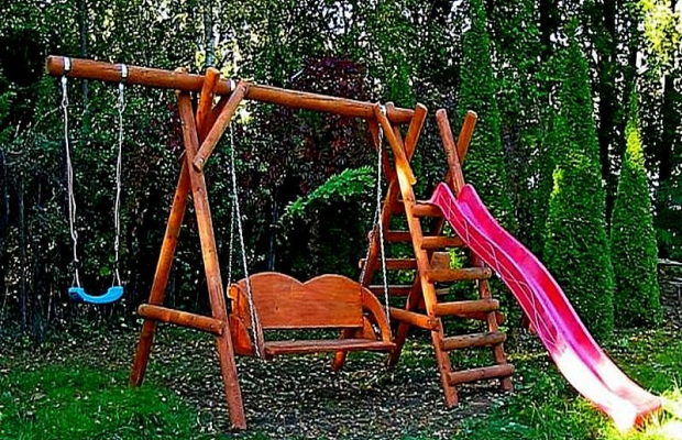 Noclegi nad kaszubskim jeziorem, obok Wieżycy i domu do góry nogami.