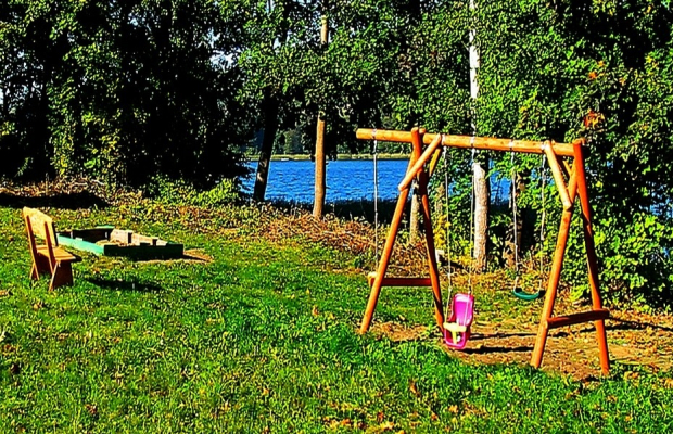 Noclegi nad kaszubskim jeziorem, obok Wieżycy i domu do góry nogami.