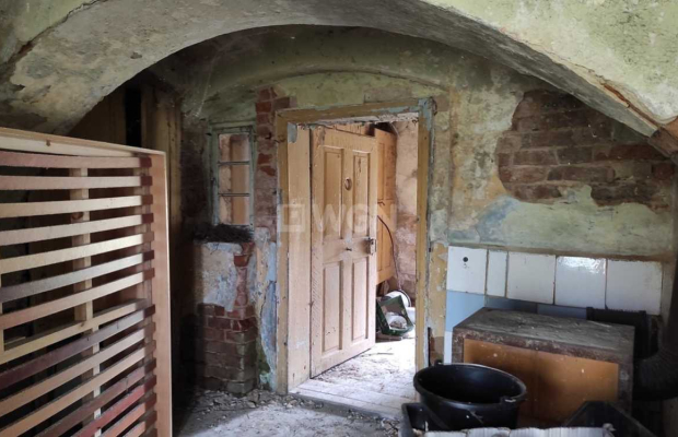 Krzepielów, dom z działką 71 ar, sprzedam, cena 330 000 zł  
  
  
Do sprzedania dom do kapitalnego remontu, usytuowany na duże