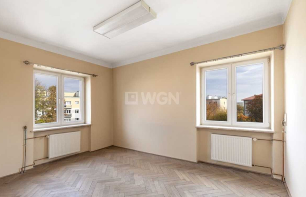 Łęczyca, budynek biurowy, budynek magazynowy, sprzedam, 2 140 000 PLN, netto.  
  
Budynek biurowy w centrum Łęczycy, przy głów