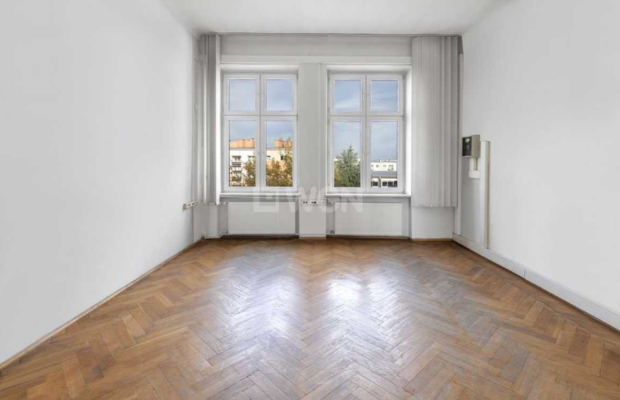 Łęczyca, budynek biurowy, budynek magazynowy, sprzedam, 2 140 000 PLN, netto.  
  
Budynek biurowy w centrum Łęczycy, przy głów