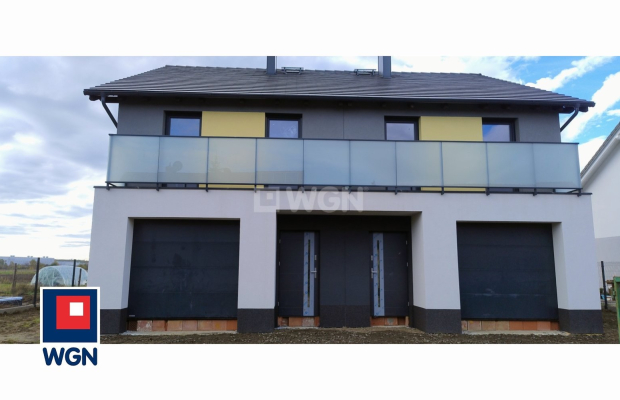 Polkowice, dom bliźniak 136,11 m2, działka 246 m2, 549 000 zł, sprzedam.  
  
KUPUJĄCY 0 % PROWIZJI.  
  
Nowoczesny dom w zabu