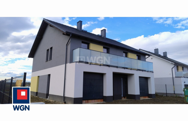 Polkowice, dom bliźniak 136,11 m2, działka 246 m2, 549 000 zł, sprzedam.  
  
KUPUJĄCY 0 % PROWIZJI.  
  
Nowoczesny dom w zabu