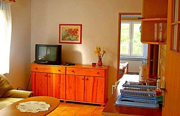 Noclegi nad kaszubskim jeziorem, obok Wieżycy i domu do góry nogami.