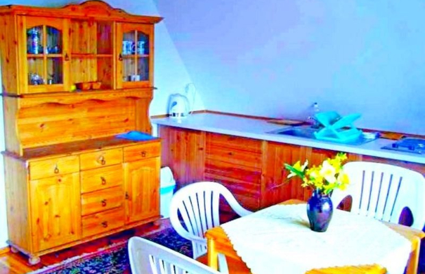 Noclegi nad kaszubskim jeziorem, obok Wieżycy i domu do góry nogami.