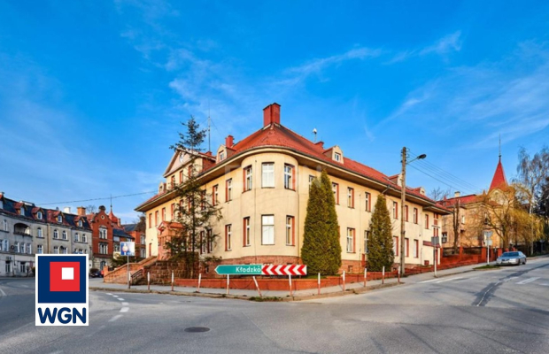 Nowa Ruda, budynki usługowe, 1832 m2, sprzedam, 2 000 000 PLN, netto.  
  
Nieruchomość zabudowana budynkiem biurowo-techniczny