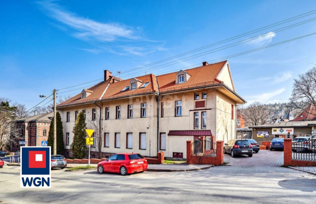Nowa Ruda, budynki usługowe, 1832 m2, sprzedam, 2 000 000 PLN, netto.  
  
Nieruchomość zabudowana budynkiem biurowo-techniczny