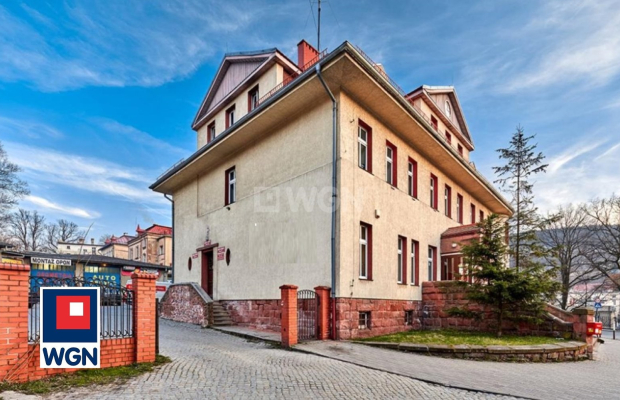 Nowa Ruda, budynki usługowe, 1832 m2, sprzedam, 2 000 000 PLN, netto.  
  
Nieruchomość zabudowana budynkiem biurowo-techniczny