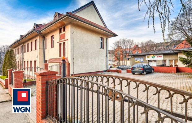 Nowa Ruda, budynki usługowe, 1832 m2, sprzedam, 2 000 000 PLN, netto.  
  
Nieruchomość zabudowana budynkiem biurowo-techniczny