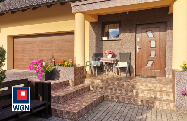 Moskorzyn, gmina Polkowice, dom, 5 pokoi, 126,5 m2, działka 1276 m2, sprzedam, cena 930 000 zł.  
  
Na sprzedaż dom wolnostoją