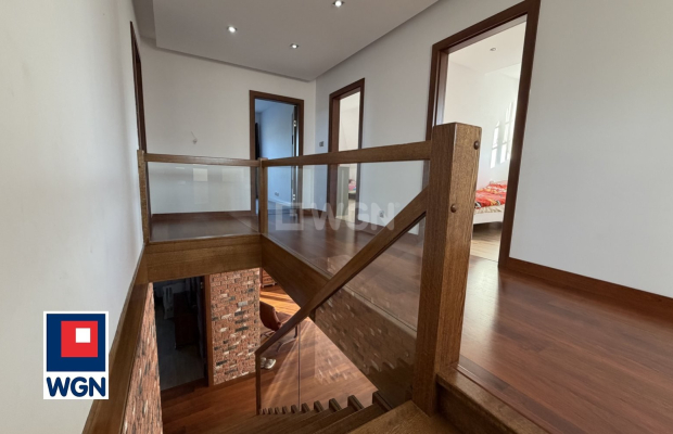 Jerzmanowa, Dom wolnostojący z garażem, cena 1 800 000 zł 
  
Na sprzedaż dom wolnostojący o powierzchni 200 m2 wraz z garażem 